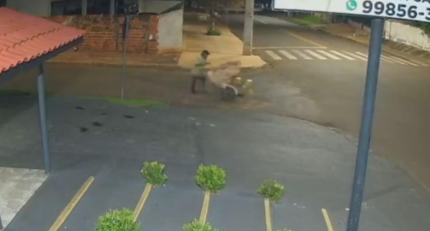 Vídeo! Ladrão furta 8 botijões de gás de distribuidora em Goioerê