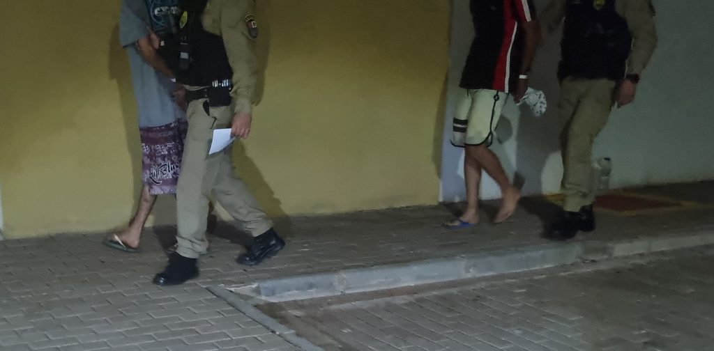 Dupla de jovens passa de moto pela UPS, insulta policiais e acaba detida após perseguição no bairro Universitário
