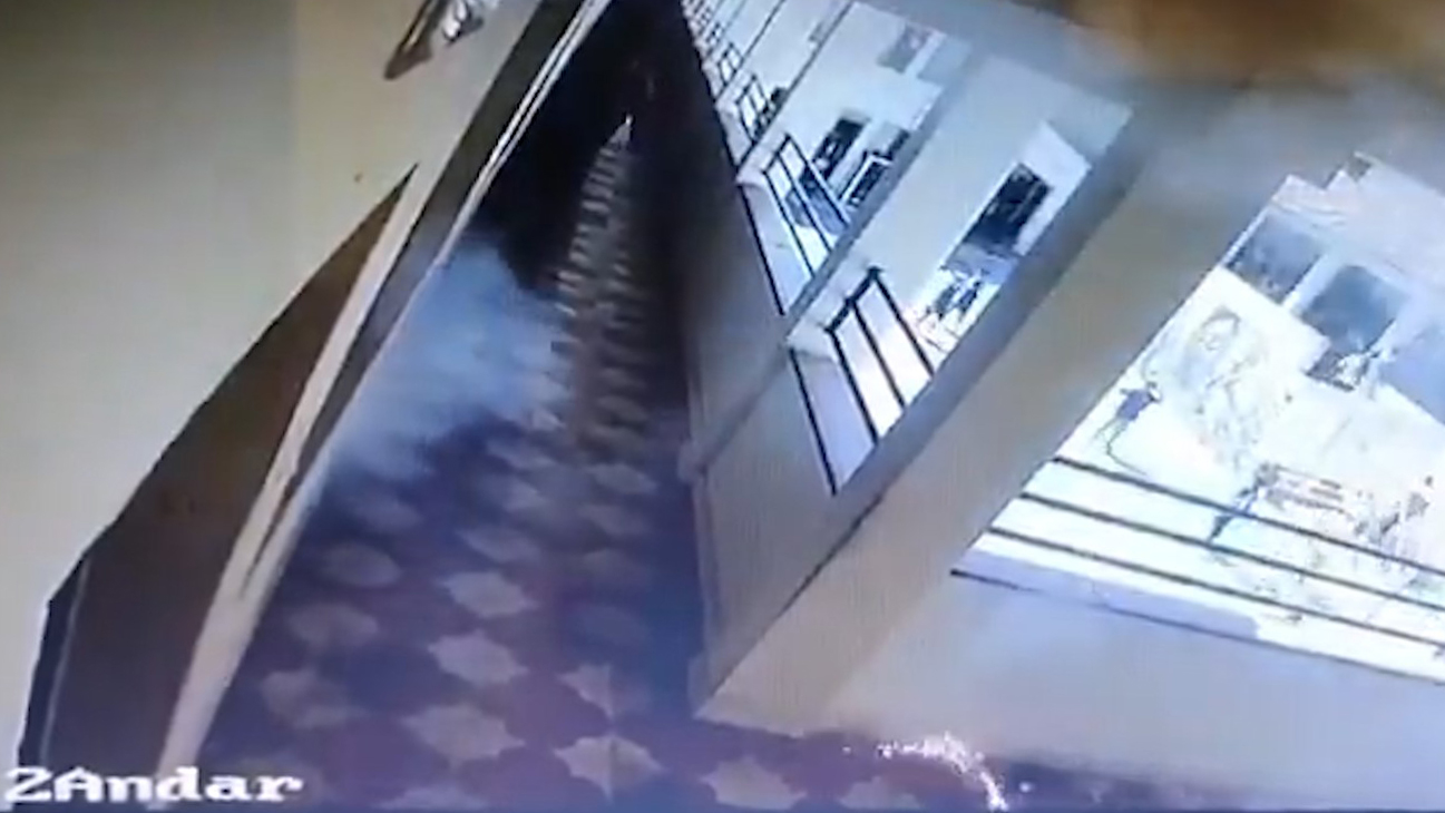 Adolescentes são apreendidos após detonarem bomba em escola Adolescentes são apreendidos após detonarem bomba em escola