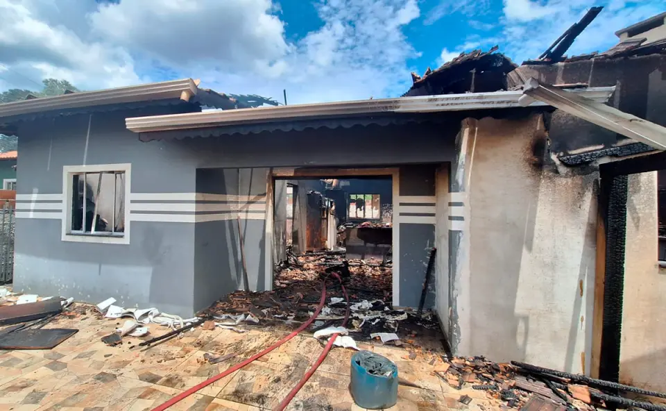 Corpos de mãe e filha, de 33 e 6 anos, foram encontrados em casa incendiada Corpos de mãe e filha, de 33 e 6 anos, foram encontrados em casa incendiada