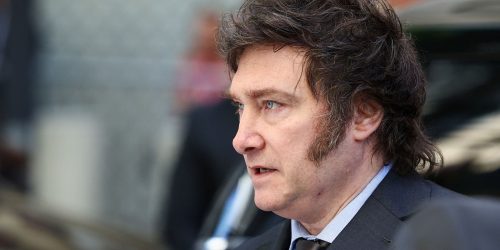 Argentina sob Milei recua após classificar deficientes como “idiotas” Imagem referente a Argentina sob Milei recua após classificar deficientes como “idiotas”