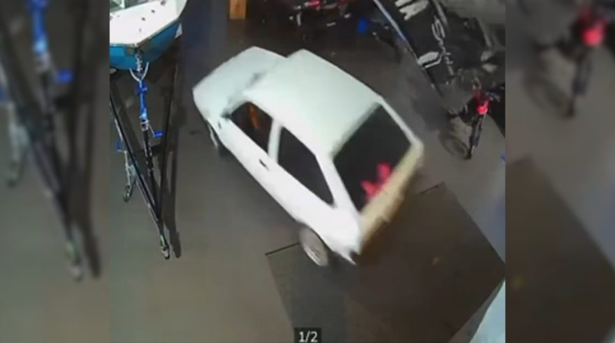 Toledo: Bandidos usam Gol para invadir concessionária Yamaha, abandonam veículo e furtam capacetes