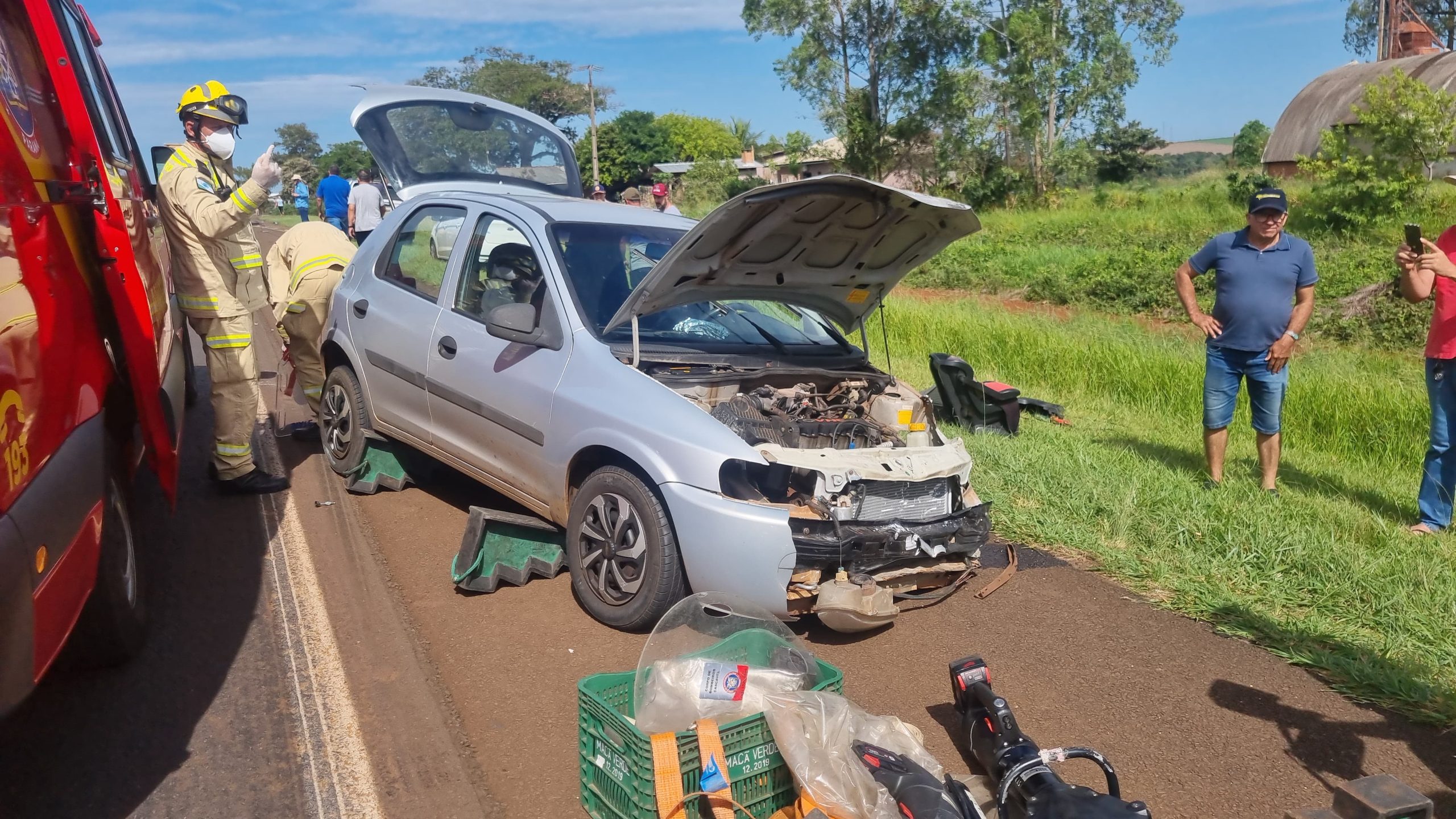 Carro e caminhão se envolvem em colisão na BR-277, em Santa Tereza do Oeste Carro e caminhão se envolvem em colisão na BR-277, em Santa Tereza do Oeste
