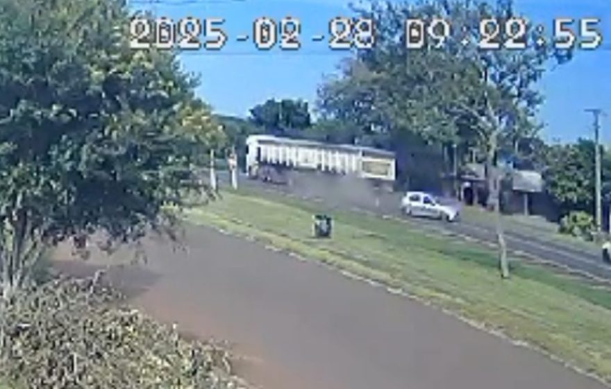 Vídeo mostra colisão entre carreta e caminhão na BR-277