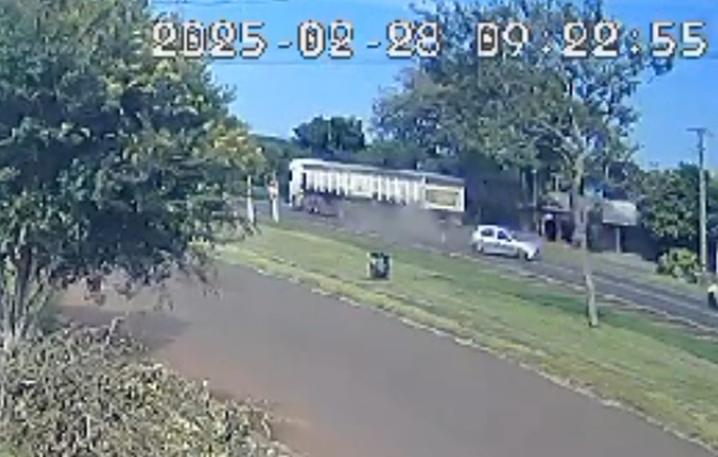 Vídeo mostra colisão entre carreta e caminhão na BR-277 Vídeo mostra colisão entre carreta e caminhão na BR-277