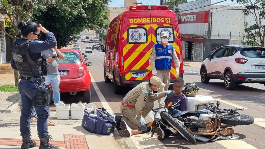 Acidente entre Corolla e CG 125 deixa motociclista ferido no Centro