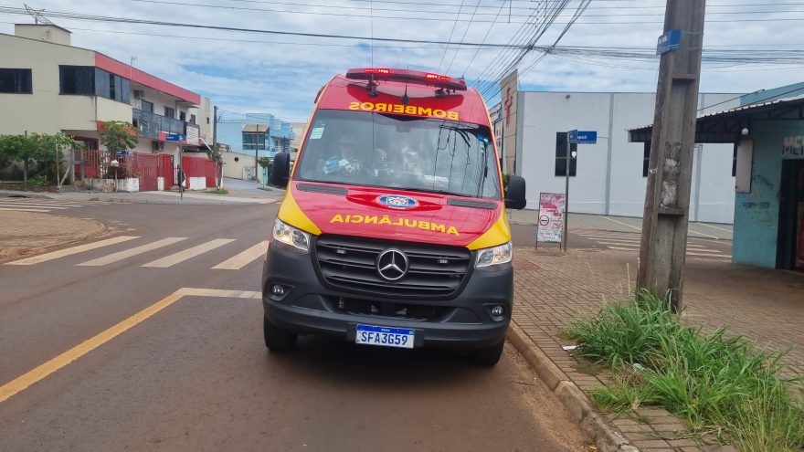 Colisão entre carro e moto deixa jovem ferido no Cascavel Velho
