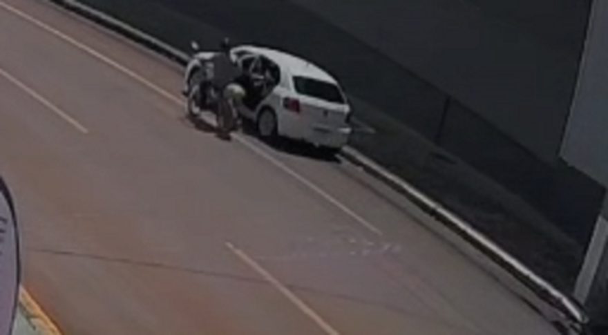 Câmera mostra momento em que idoso atinge porta de veículo e sofre queda de bicicleta na Rua Cuiabá