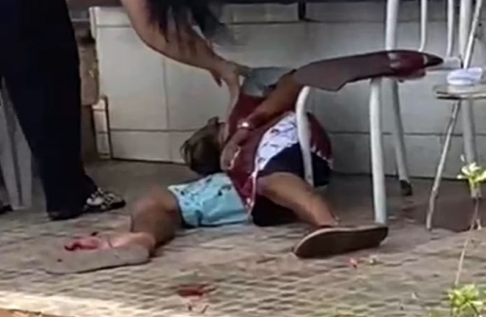 Homem é esfaqueado e agoniza até a morte em frente a drogaria
