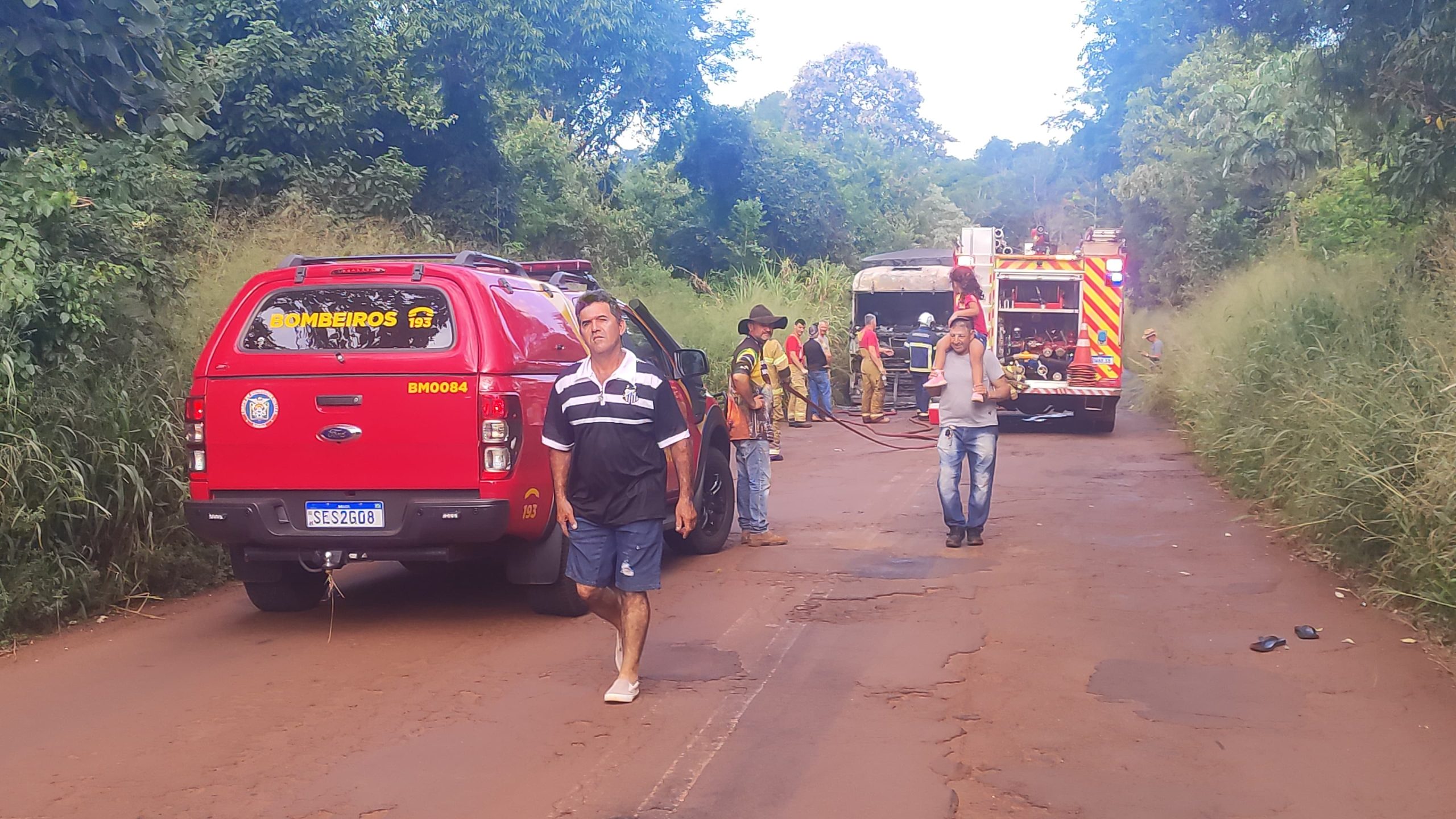 Bombeiros são acionados para combater incêndio em caminhão na área rural de Cascavel