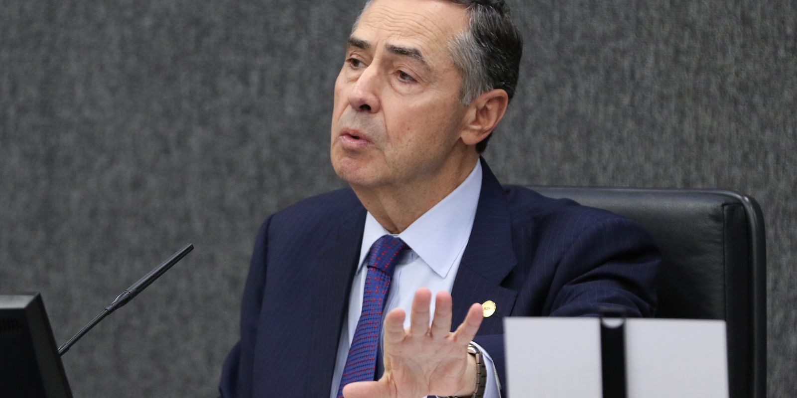 Barroso nega impedimento de Moraes, Zanin e Dino para julgar Bolsonaro Barroso nega impedimento de Moraes, Zanin e Dino para julgar Bolsonaro