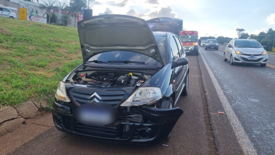 Citroën atinge traseira de caminhão na BR-277 em Cascavel