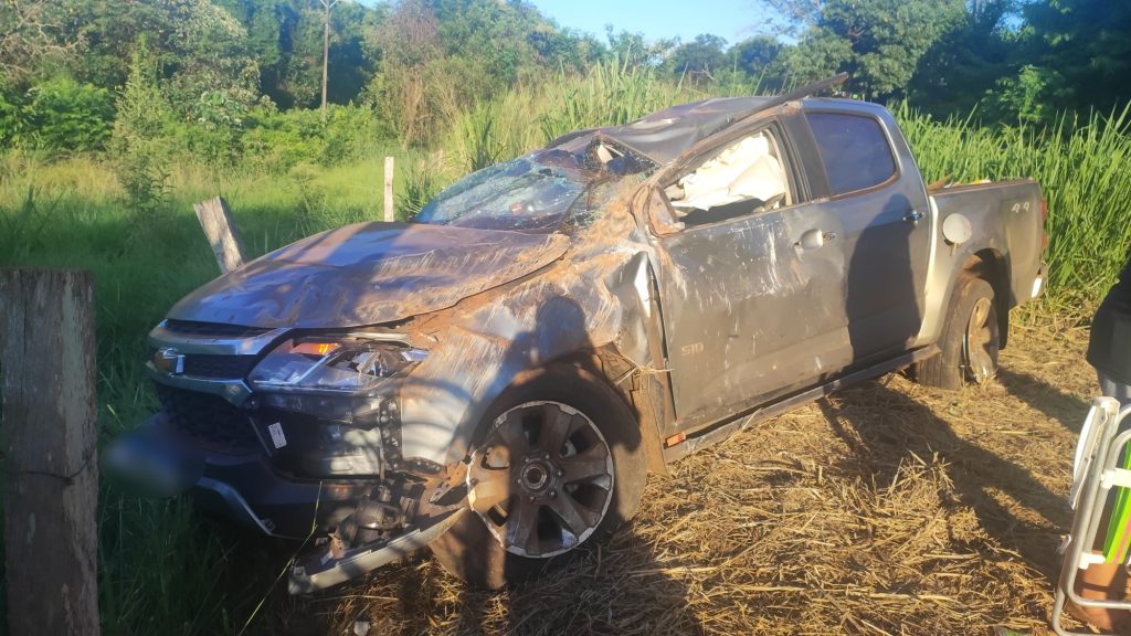 S-10 capota na PR-180 e mulher fica ferida