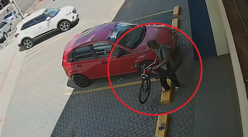 Câmera flagra furto de bicicleta na Avenida Carlos Gomes