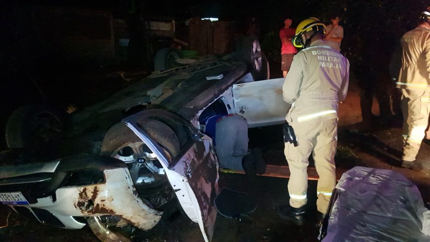 Veículo BMW X1 capota na PR-180 e quatro pessoas ficam feridas