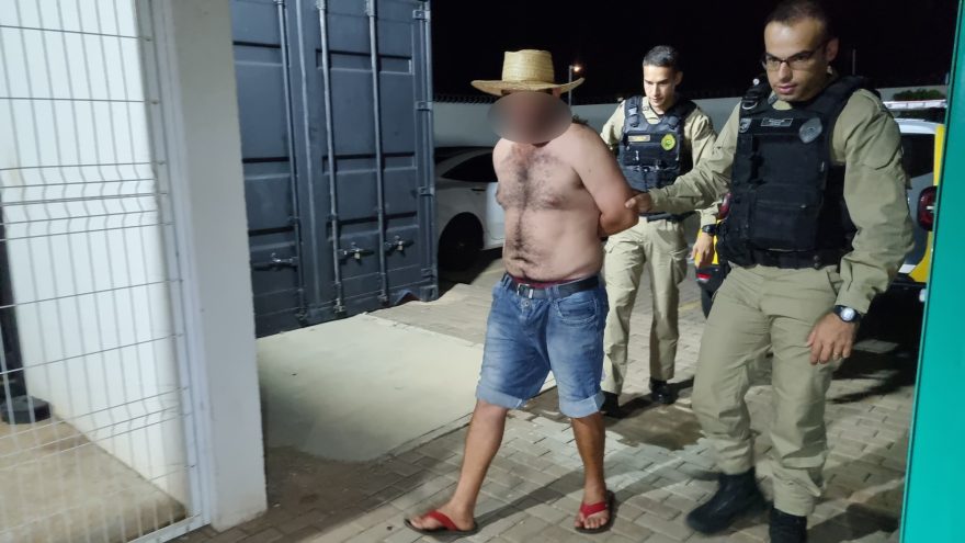 Homem descumpre medida protetiva, tenta visitar ex, mas acaba detido