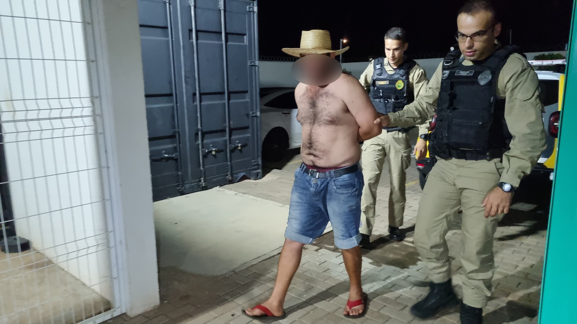 Homem descumpre medida protetiva, tenta visitar ex, mas acaba detido Homem descumpre medida protetiva, tenta visitar ex, mas acaba detido