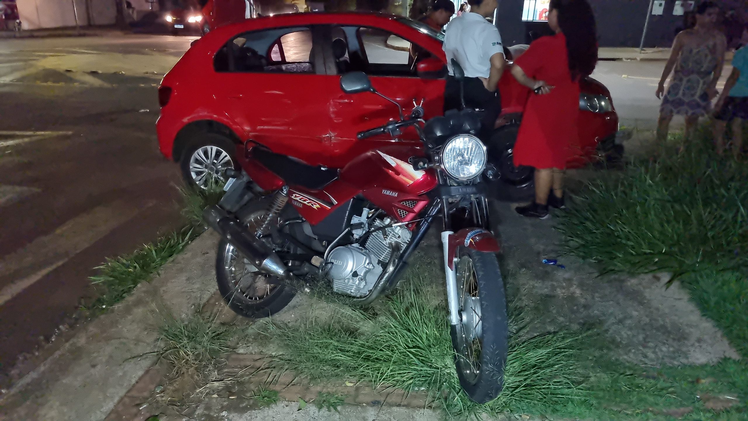 Batida entre moto e carro é registrada no Bairro Brasília Batida entre moto e carro é registrada no Bairro Brasília