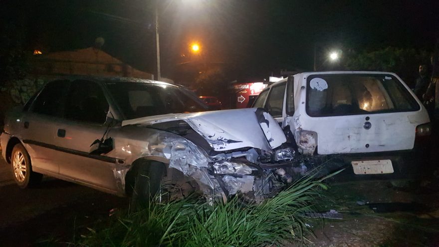 Strike! motorista bate em três carros estacionados na Avenida das Pombas