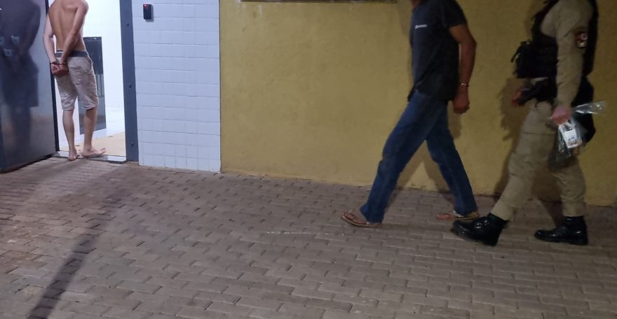 Homem agride a família e é preso em Matelândia; vizinho “mete a colher” e acaba detido por desacato