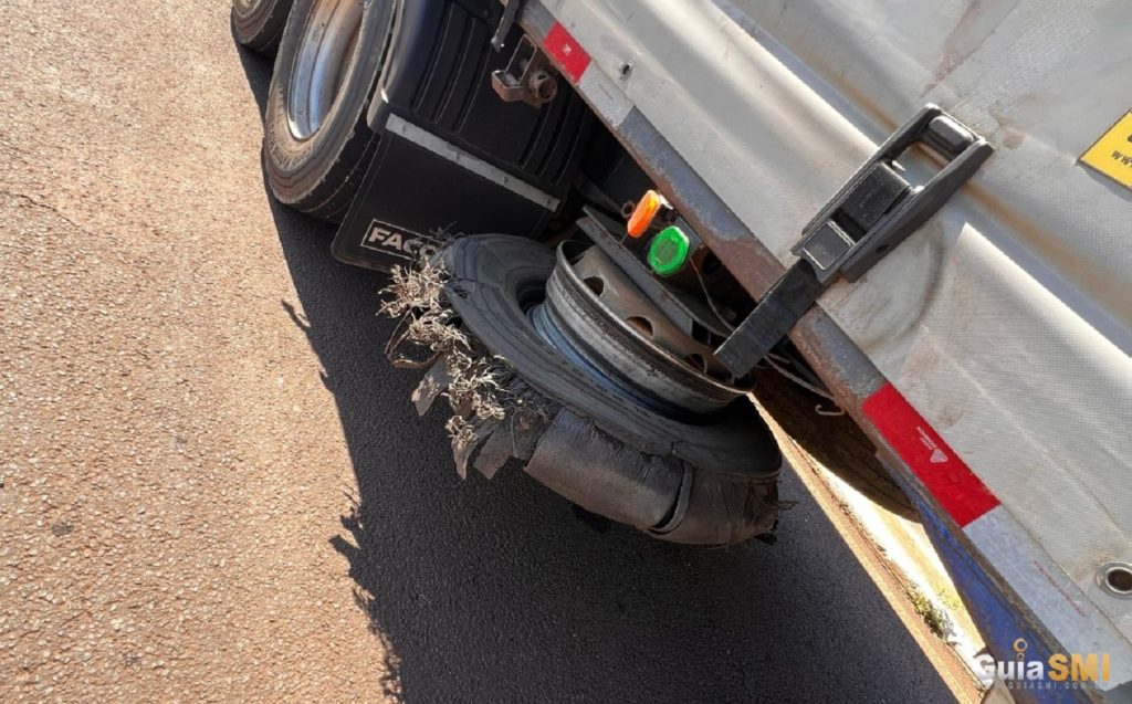 PRF retém caminhão sem condições de trafegar e com carga solta em Santa Terezinha de Itaipu