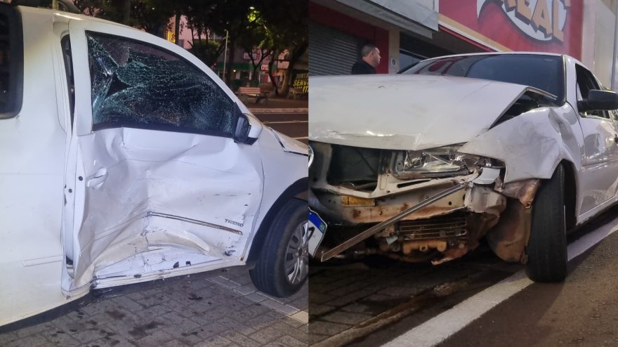 Forte colisão entre Gol e Saveiro causa estragos no centro de Cascavel
