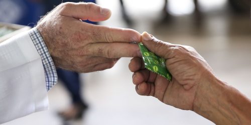 Rio distribui preservativos e informações sobre IST/Aids no carnaval Imagem referente a Rio distribui preservativos e informações sobre IST/Aids no carnaval