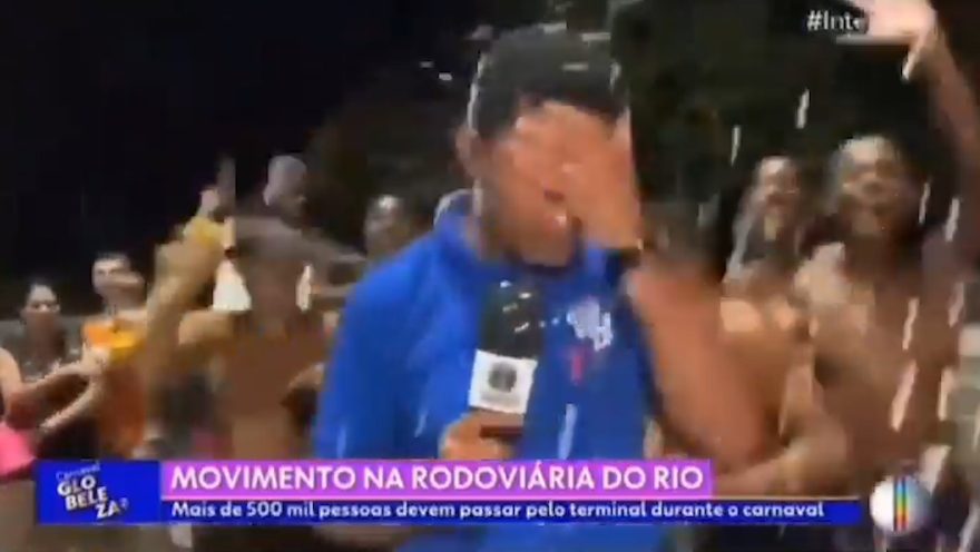 Repórter da Globo tem celular furtado ao vivo durante transmissão do Carnaval