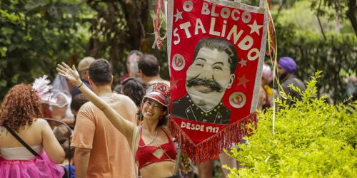 Poema charada convida foliões para cortejo de carnaval em Brasília Imagem referente a Poema charada convida foliões para cortejo de carnaval em Brasília