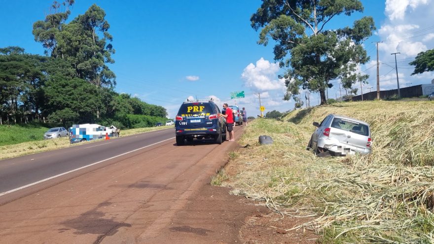 Fiorino e Fox saem da pista após colisão na BR-467, em Cascavel