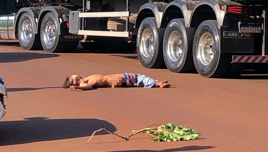 Em surto, homem é atropelado na Rua Áustria