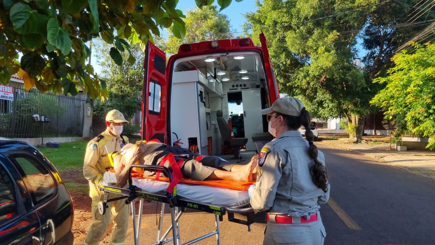 Idoso de 90 anos de idade cai da cama e bate a cabeça