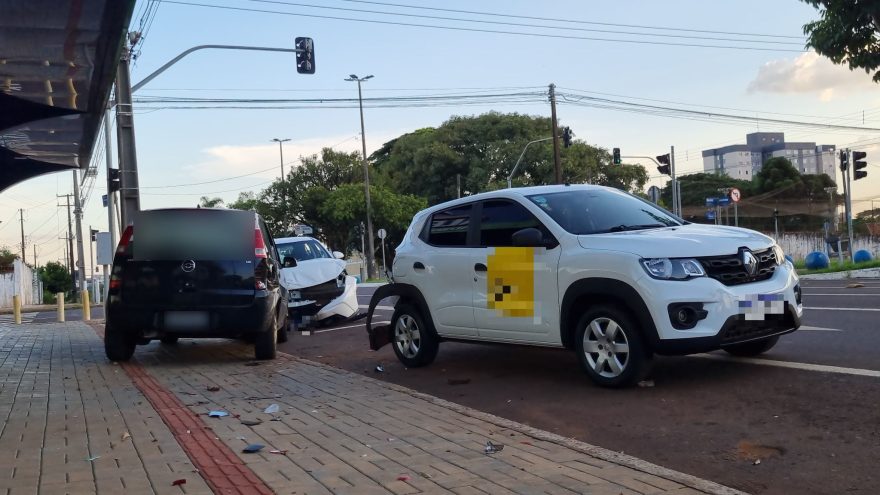 Argo, Kwid e Meriva se envolvem em acidente no São Cristóvão
