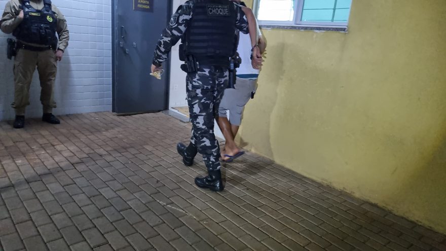 Homem é detido pelo Pelotão de Choque no Santa Cruz