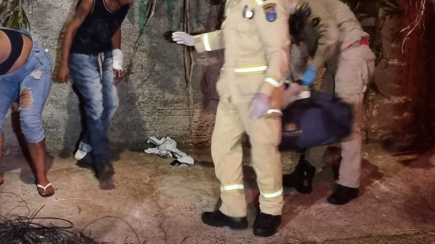 Com ferimento feito por arma branca, mulher é socorrida pelo Siate na Rua da Alegria