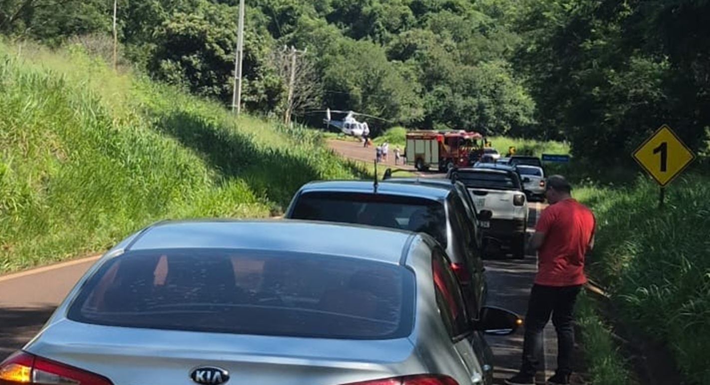Batida frontal interdita pista e deixa vítima em estado grave na PR-180 em Rio do Salto