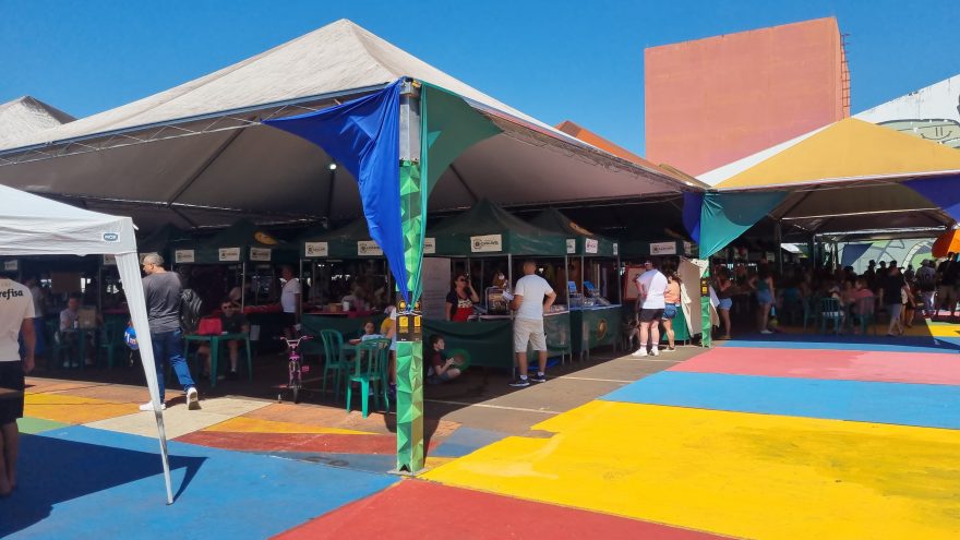 Domingo ensolarado atrai multidão à Feira do Teatro em Cascavel