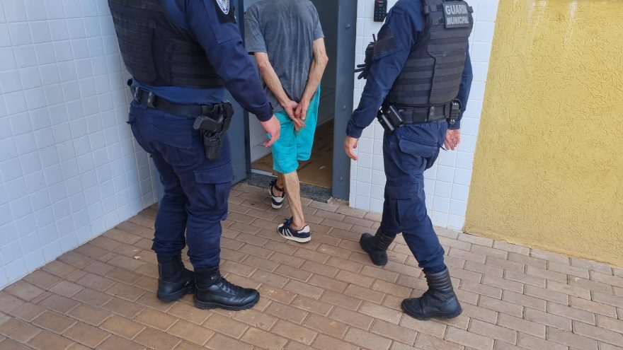 Homem tenta se desfazer de drogas ao ser abordado pela Guarda Municipal, mas acaba detido