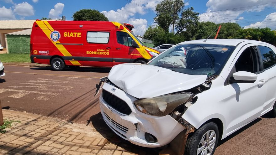 Colisão entre Fiat Argo e Ford Ka deixa mulher e criança feridas