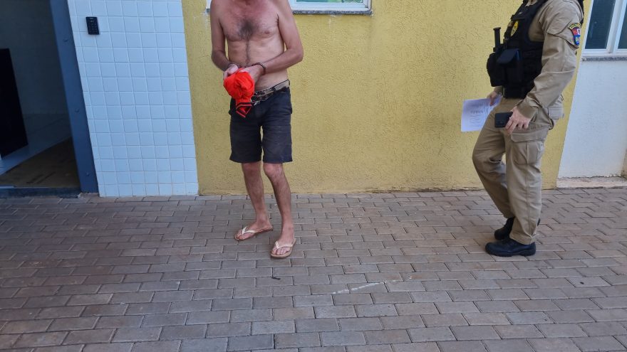 Homem é preso após agredir e ameaçar irmã com faca em discussão familiar