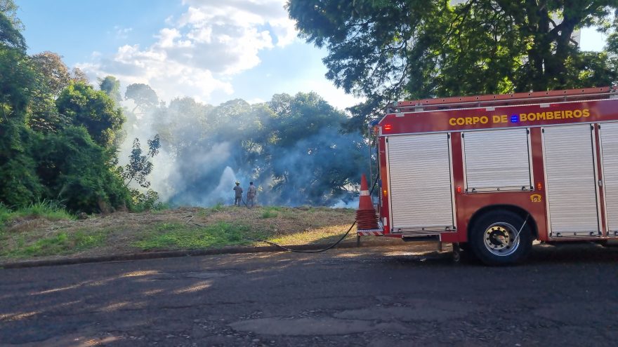 Incêndio em área de vegetação é combatido pelo Corpo de Bombeiros