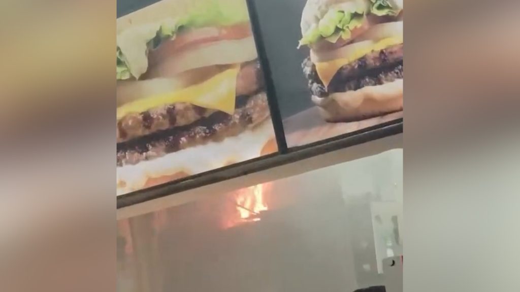 Princípio de incêndio é registrado em shopping de Maringá