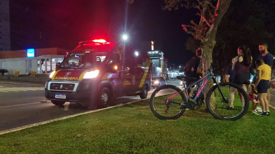 Mulher cai de bicicleta na ciclovia da Avenida Brasil e fica ferida