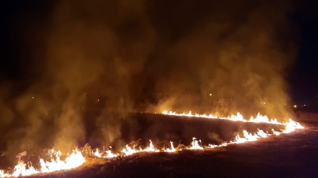 Incêndio em campo de futebol abandonado mobiliza equipes do Corpo de Bombeiros