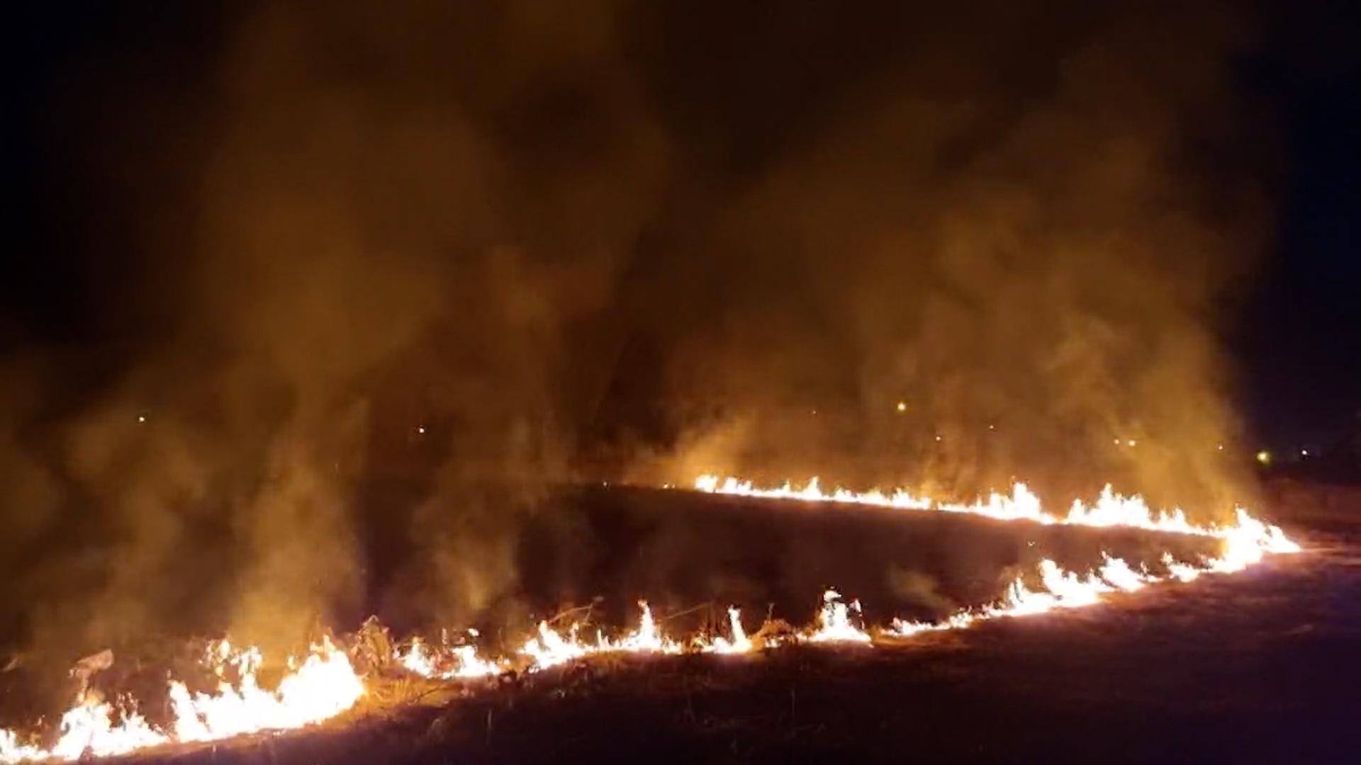 Incêndio em campo de futebol abandonado mobiliza equipes do Corpo de Bombeiros