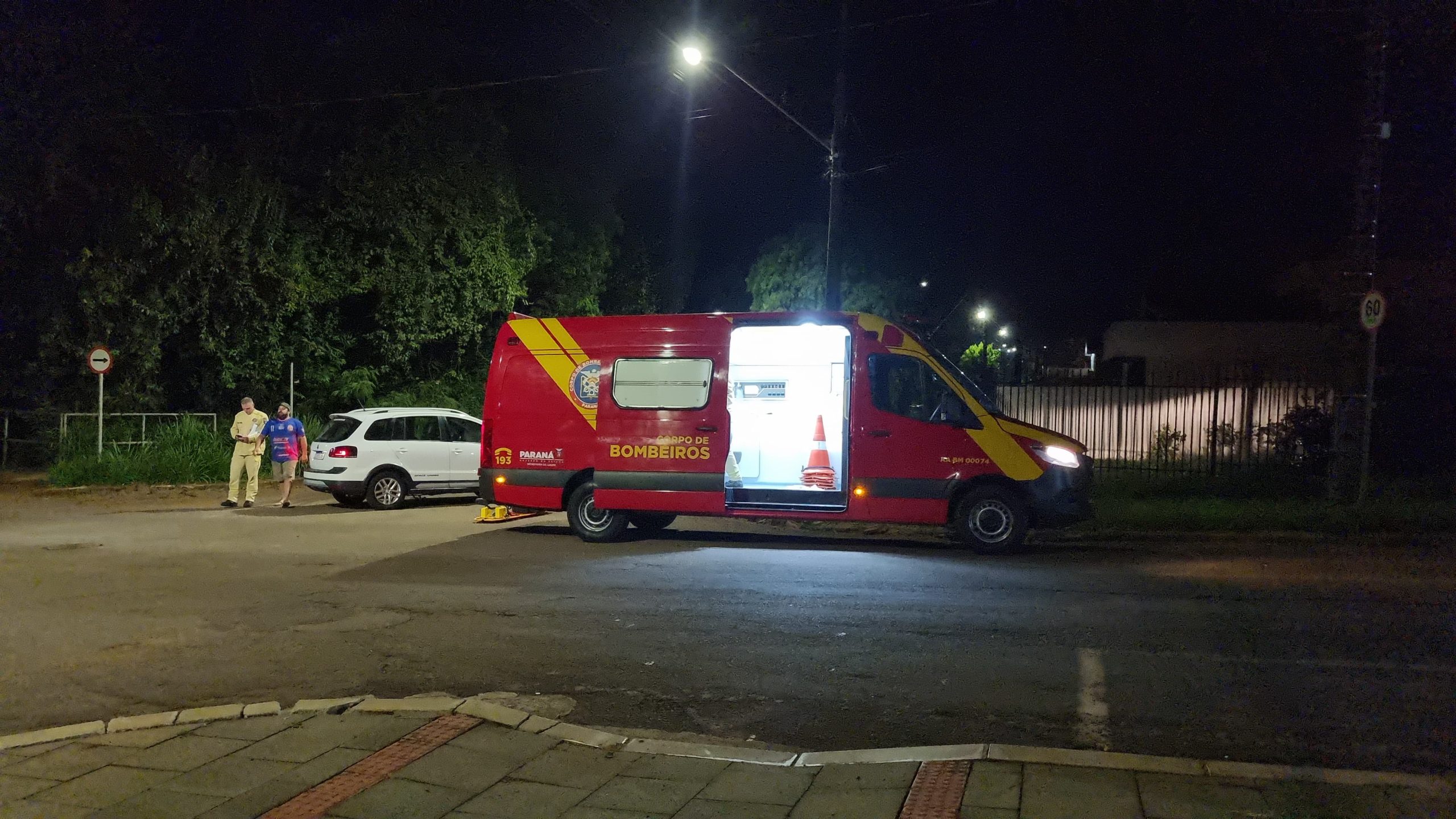 Casal de moto é atingido por carro na Região do Lago