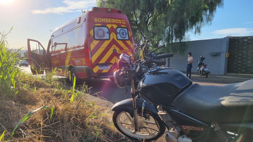 Motociclista fica ferido ao colidir moto contra traseira de Gol que havia acabado de sair da garagem