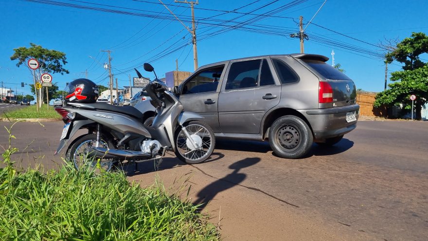Honda Biz e Volkswagen Gol colidem na Avenida Rocha Pombo