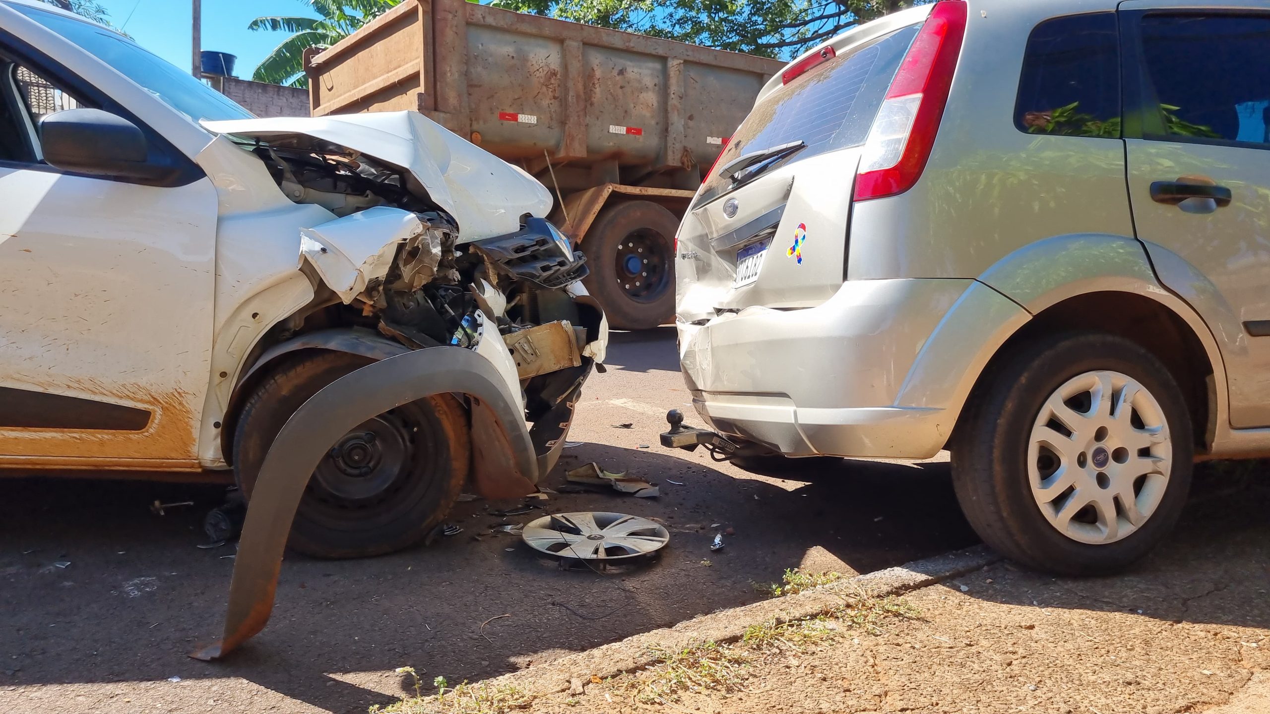 Mulher é socorrida pelo Siate após colidir Kwid com Fiesta estacionado no Santa Cruz