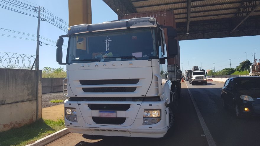 Carreta em condições precárias de segurança é apreendida pela PRF
